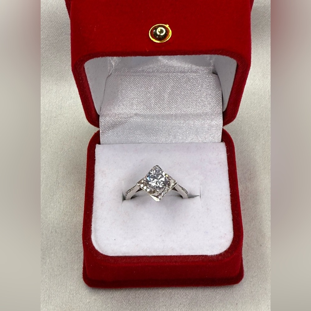 Elegant Silver Ring with Diamond Accent